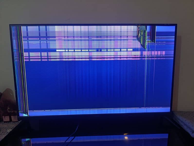 Smart TV with broken screen 2