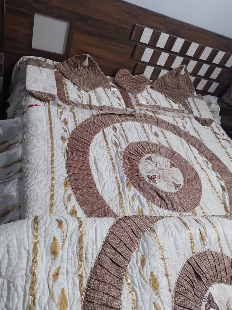 Fancy bed sheet with 7 pillows cover 1