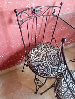 IRON DINING TABLE EXCELLENT CONDITION GLASS   SIZE 3 LENGTH  3 WIDTH