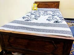 Single bed with mattress in lush condition Single wooden bed