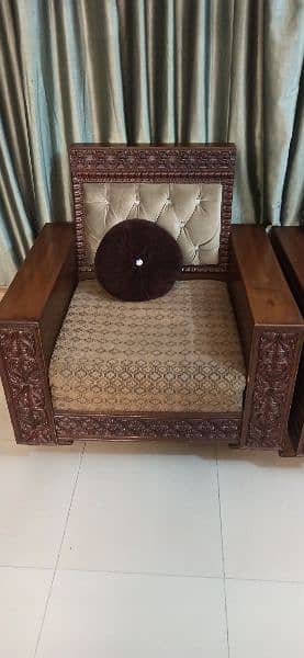 5 Seater Sofa Set for sale with carvings. 5