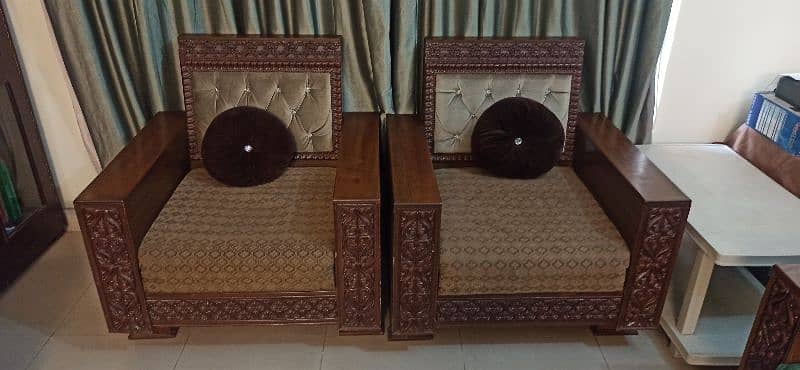 5 Seater Sofa Set for sale with carvings. 6