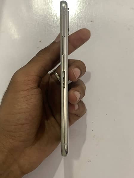 iPhone XS body 3