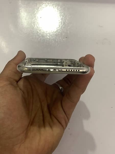 iPhone XS body 5