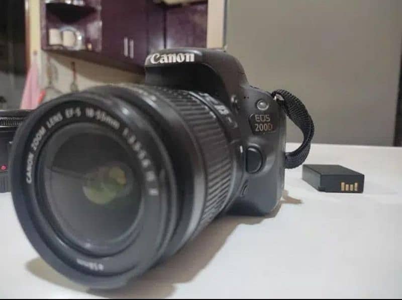 Canon 200d in new condition with extra battery 0