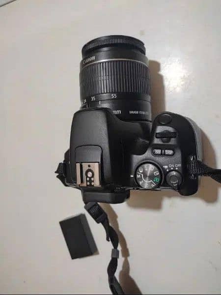 Canon 200d in new condition with extra battery 3