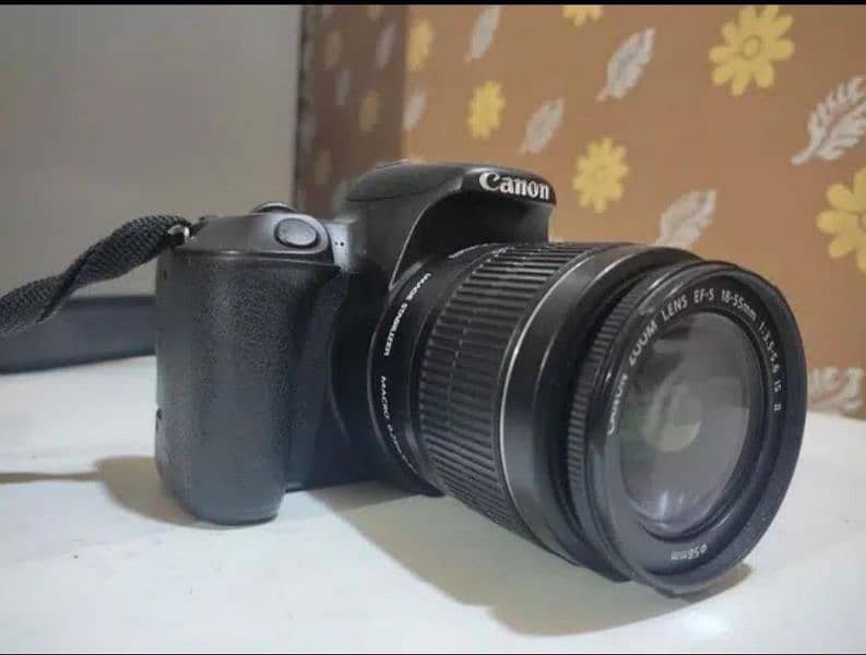 Canon 200d in new condition with extra battery 4