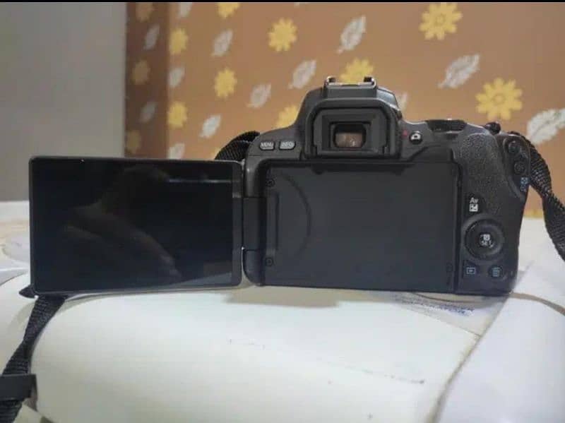 Canon 200d in new condition with extra battery 5