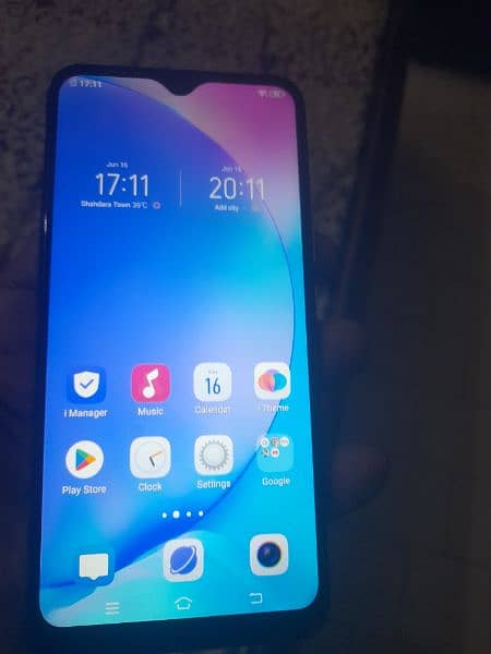 A Vivo Mobile phone Y17  8 GB /  256 GB. 2