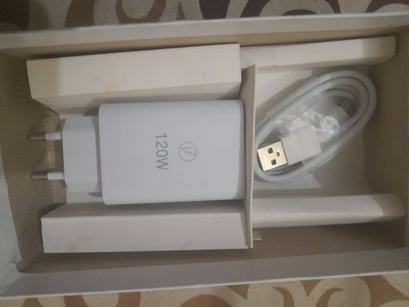 A Vivo Mobile phone Y17  8 GB /  256 GB. 4