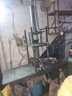 Hand molding machine per die chalwane k liye raabta karain