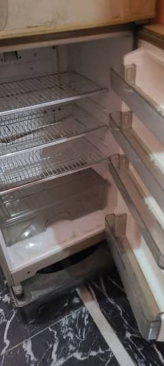 fridge all ok hai bas condition 10 by 8 hai