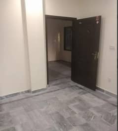 1 bed flat for rent near umt university for job holder student or family good location