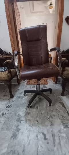 Executive chair used. in good condition. 03009658681, 03329658681