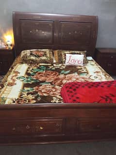 King bed set including bed, 2 side tables, 1 dressing table