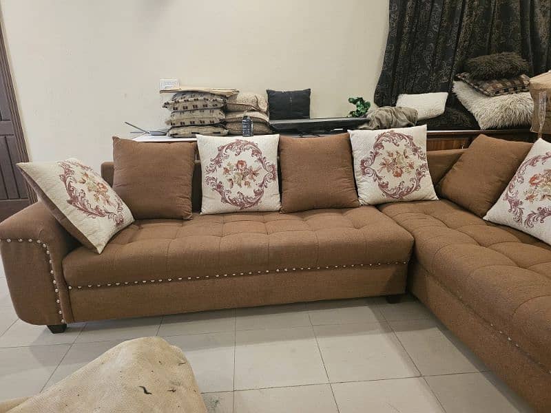 Used in excellent condition L shape sofa set. 4