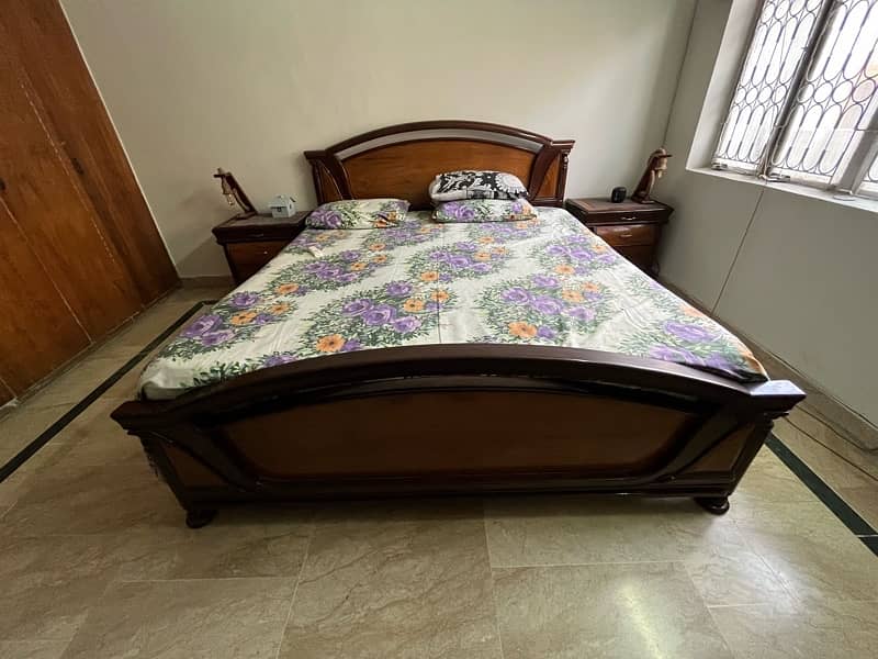 SOLID WOOD BED SET WITH DRESSER AND DRESSING TABLE 1