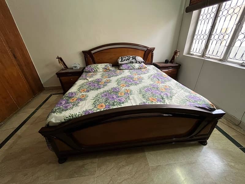 SOLID WOOD BED SET WITH DRESSER AND DRESSING TABLE 2