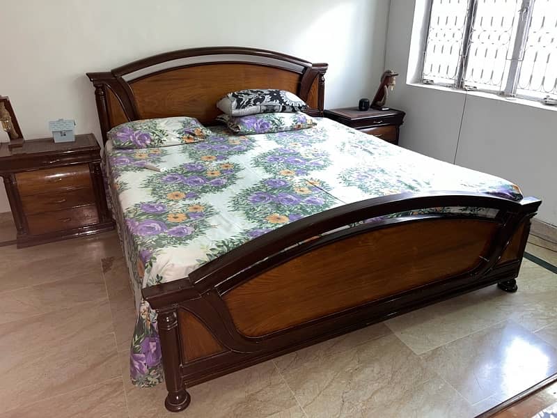 SOLID WOOD BED SET WITH DRESSER AND DRESSING TABLE 3