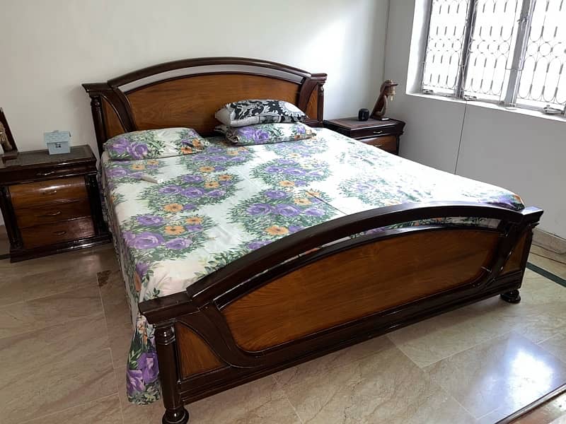 SOLID WOOD BED SET WITH DRESSER AND DRESSING TABLE 4