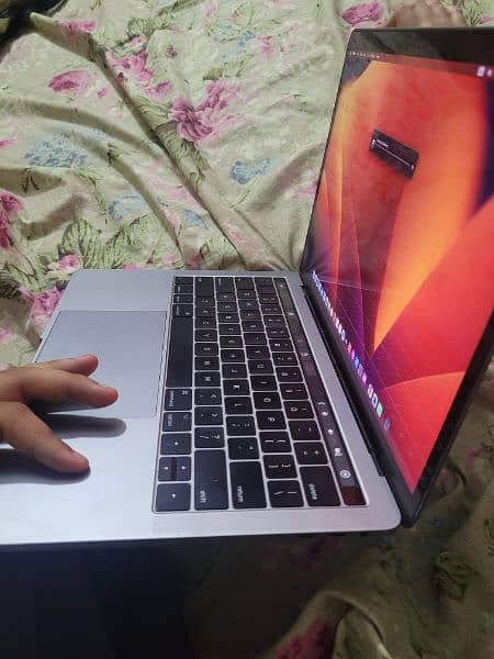 MacBook Pro 2017 TouchBar n Touch id 10