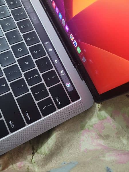 MacBook Pro 2017 TouchBar n Touch id 11