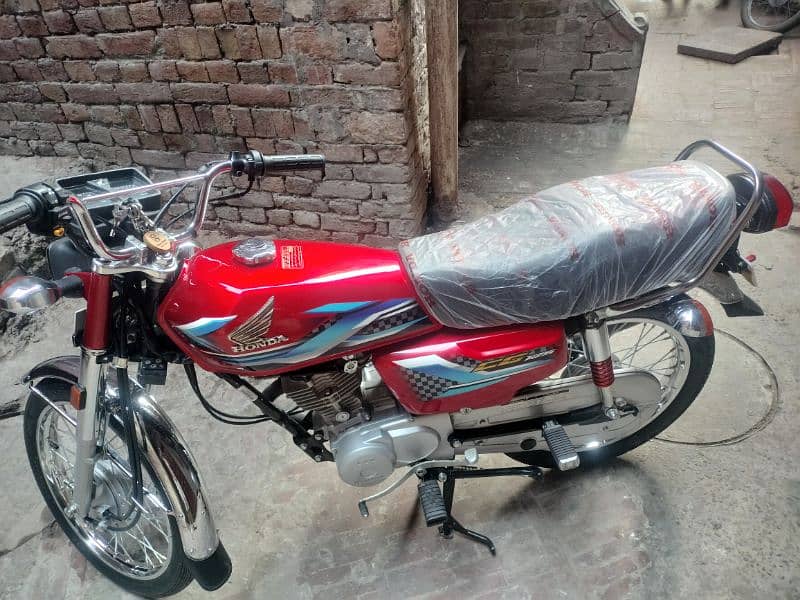 Honda 125 new condition numbr lga hai 320 chala all new hai 1