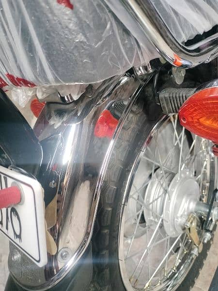 Honda 125 new condition numbr lga hai 320 chala all new hai 9