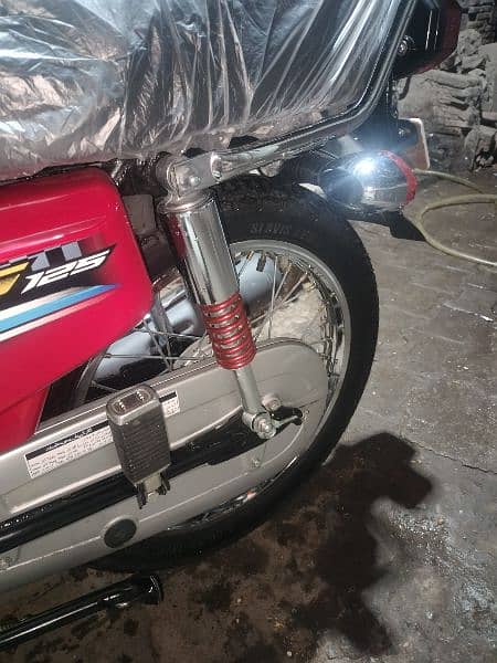 Honda 125 new condition numbr lga hai 320 chala all new hai 18