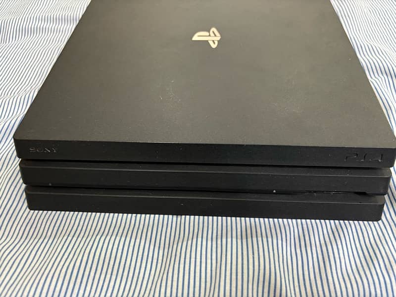 ps4 pro with orignal controller and 2 cds 1