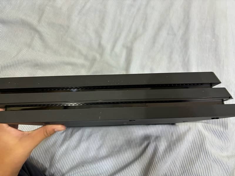 ps4 pro with orignal controller and 2 cds 4