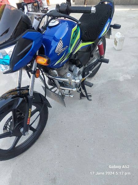 Honda cb 125f 2023 blue colour Islamabad number ten by ten life time 2