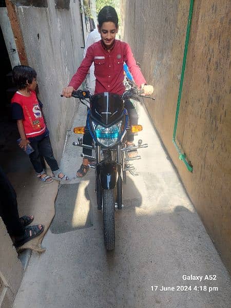 Honda cb 125f 2023 blue colour Islamabad number ten by ten life time 4