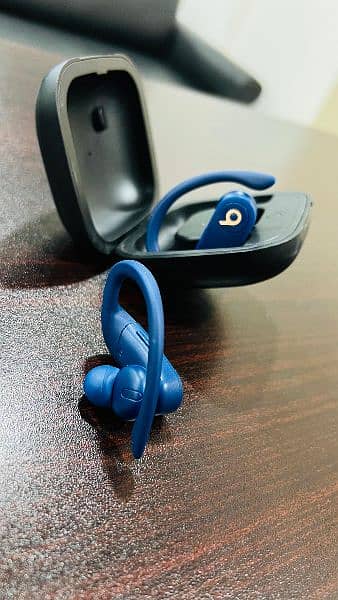 PowerBeats Pro original in mint condition 2