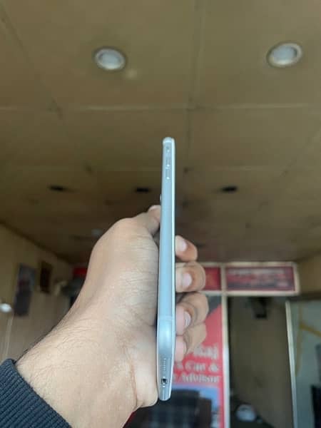 iphone 7plus 127GB pta approve silver colour 5