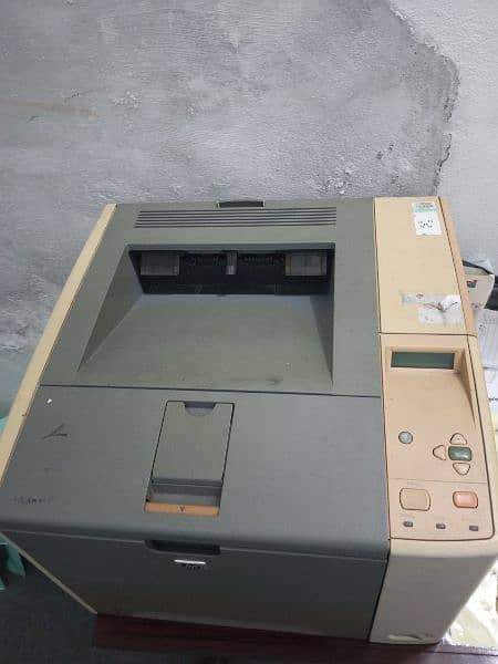 HP laser jet p30005dn 1