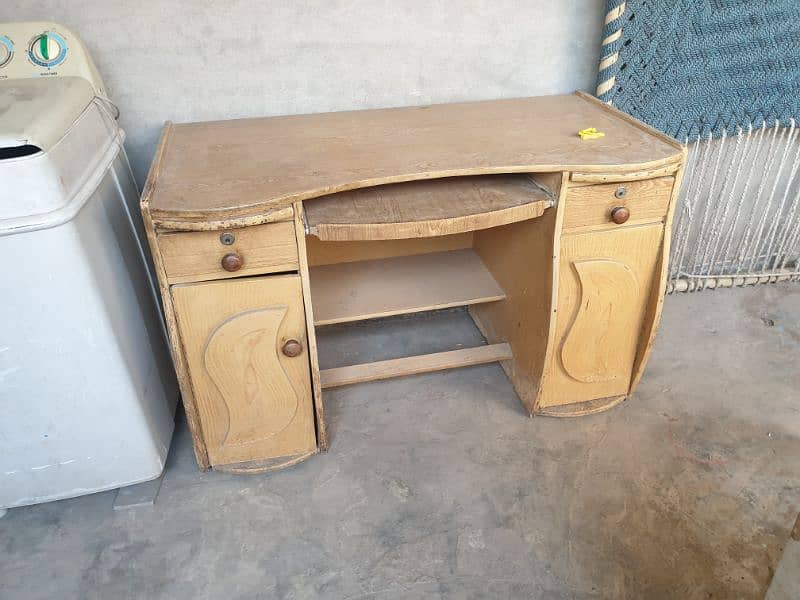 COMPUTER TABLE CONDITION 9/10 0