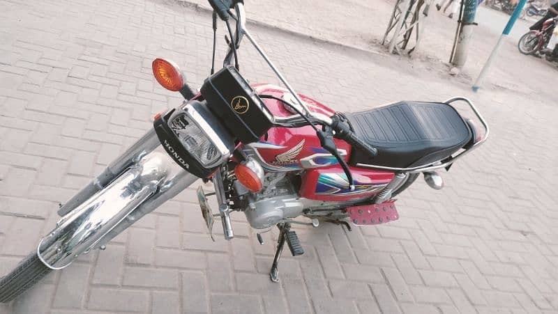 Honda 125 showroom condition 10 by 10 0