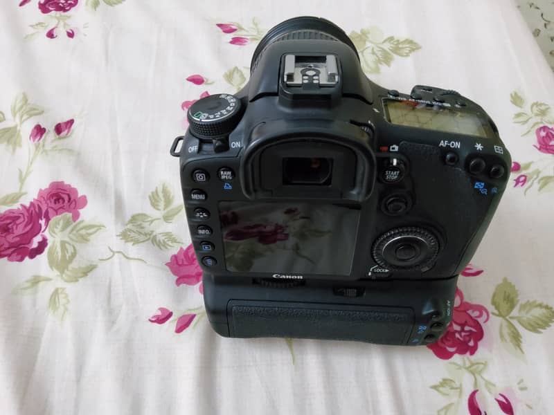 Canon 7d with BG-E7 grip & Canon 17-55 f2.8 lens All n mint condition 2