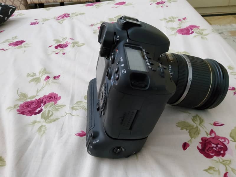 Canon 7d with BG-E7 grip & Canon 17-55 f2.8 lens All n mint condition 3