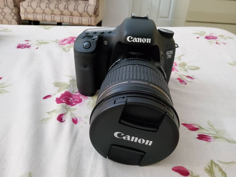 Canon 7d with BG-E7 grip & Canon 17-55 f2.8 lens All n mint condition 5