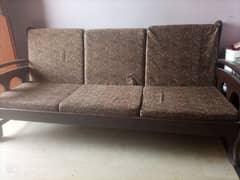 5 seater sofa set wooden in good condition with cushions