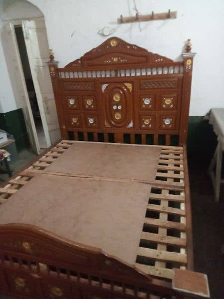 taali wood bed almost new not used 1