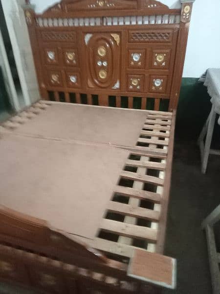 taali wood bed almost new not used 2