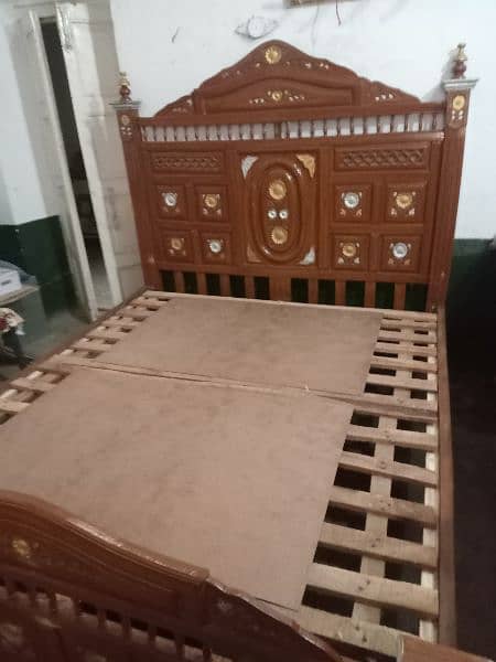 taali wood bed almost new not used 3