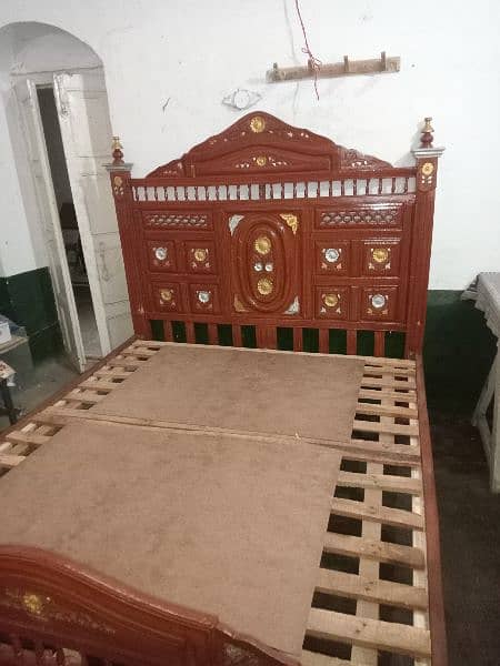 taali wood bed almost new not used 4