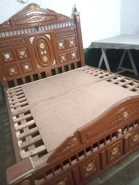 taali wood bed almost new not used 5