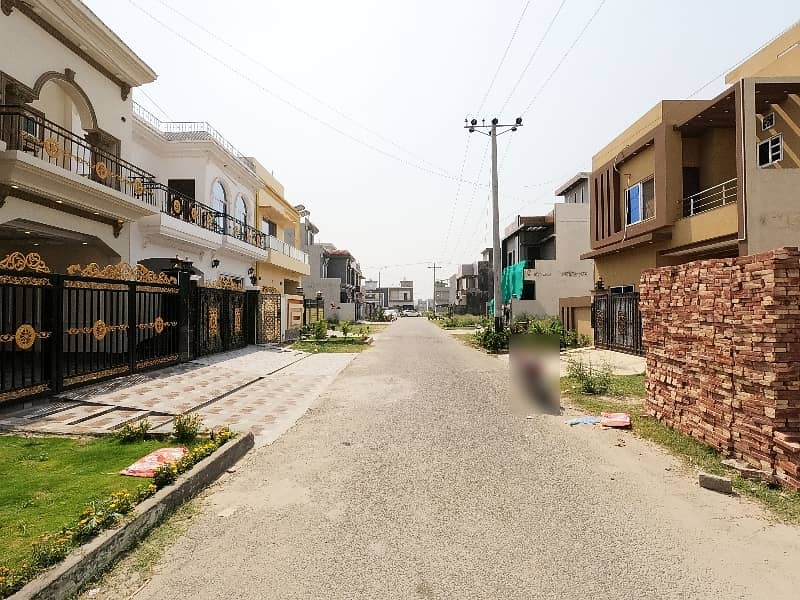 In Khayaban-E-Amin - Block L House For Sale Sized 5 Marla 2