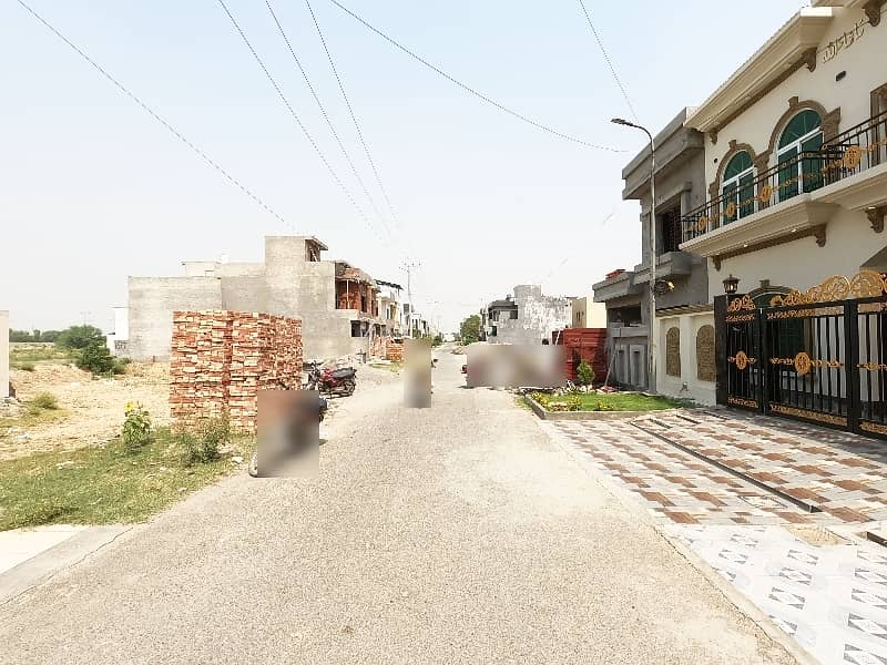 In Khayaban-E-Amin - Block L House For Sale Sized 5 Marla 4