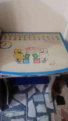 kids study table in good condition